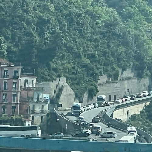 Traffico a Salerno causa frana, da Vietri sul Mare 30 minuti per imboccare Viadotto Gatto /FOTO