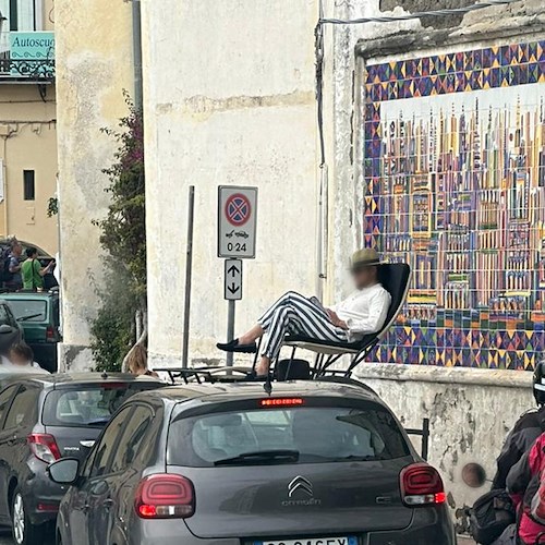 Traffico bloccato ad Amalfi: turista prende una sedia e si accomoda sul tettuccio dell’auto /FOTO e VIDEO