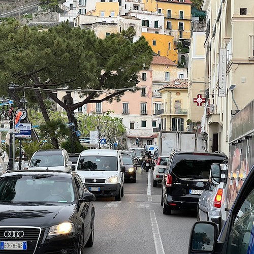 Traffico bloccato dalle 7 del mattino lungo la Statale "Amalfitana" /FOTO