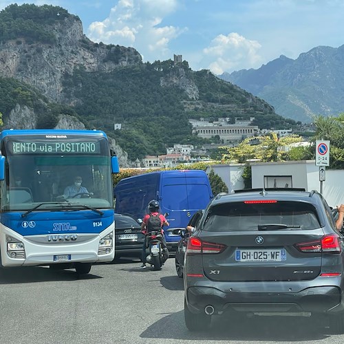 Traffico in Costa d'Amalfi, la giornalista Silvia Hofmann chiama in causa il Distretto Turistico: la risposta del presidente Ferraioli