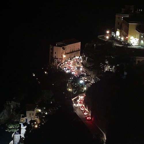 Traffico in Costiera Amalfitana, a Castiglione ambulanza imbottigliata tra le automobili /foto /video