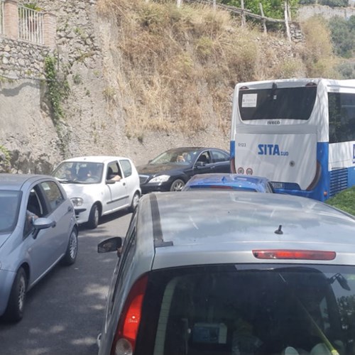 Traffico in tilt in Costa d'Amalfi: occorrono ausiliari viabilità per mese di agosto [FOTO]