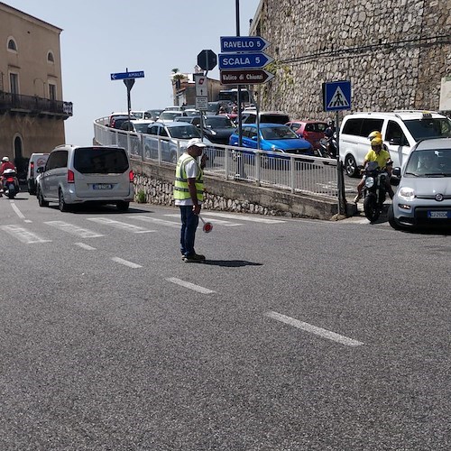 Traffico in tilt sulla Statale “Amalfitana”, tre ambulanze bloccate /FOTO