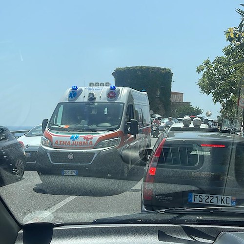 Traffico in tilt sulla Statale “Amalfitana”, tre ambulanze bloccate /FOTO