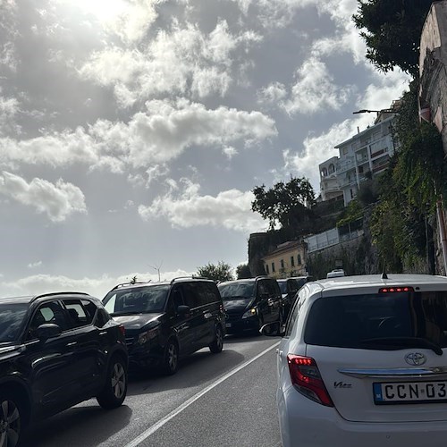 Traffico intenso sulla Statale Amalfitana 163: rallentamenti tra Amalfi e Maiori