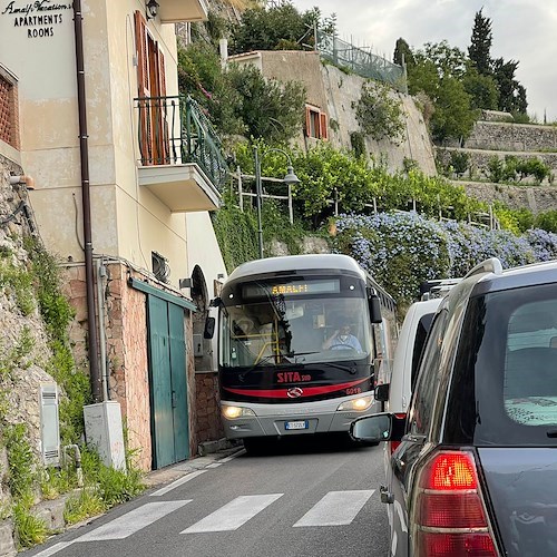 Traffico mattutino sulla Statale Amalfitana, cosa succede se gli studenti arrivano in ritardo in classe? Ecco il regolamento