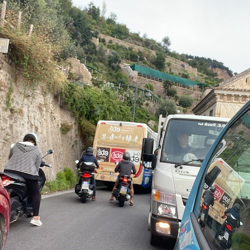 Traffico mattutino sulla Statale Amalfitana, cosa succede se gli studenti arrivano in ritardo in classe? Ecco il regolamento