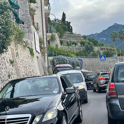 Traffico mattutino sulla Statale Amalfitana, cosa succede se gli studenti arrivano in ritardo in classe? Ecco il regolamento