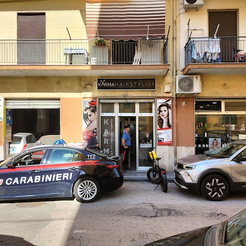 Trafugano indisturbati un salone di parrucchieri e scappano, si indaga a Salerno