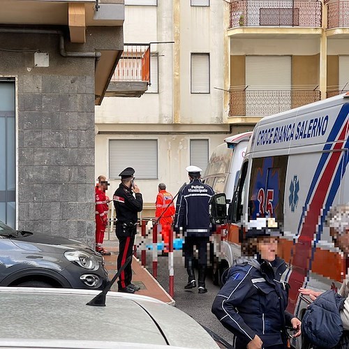 Tragedia a Maiori: si accascia in strada e muore, inutili i soccorsi