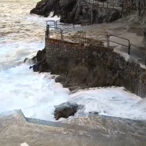 Tragedia a Praiano: tre turisti trascinati in mare dalle onde, morta una donna