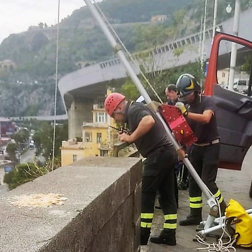 Tragedia a Salerno, uomo precipita dalla scarpata: si pensa a un gesto estremo