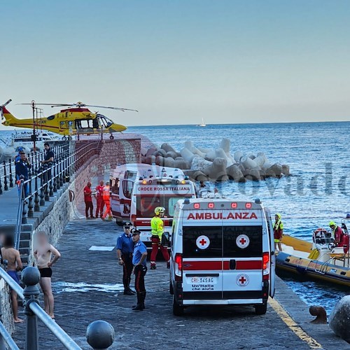Tragedia in mare: una turista morta. Ambulanze e elisoccorso alla darsena di Amalfi [FOTO]