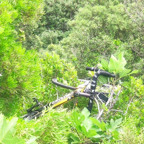 Tragedia sfiorata a Maiori, ciclista esce di strada a Capo d'Orso: miracolosamente illeso