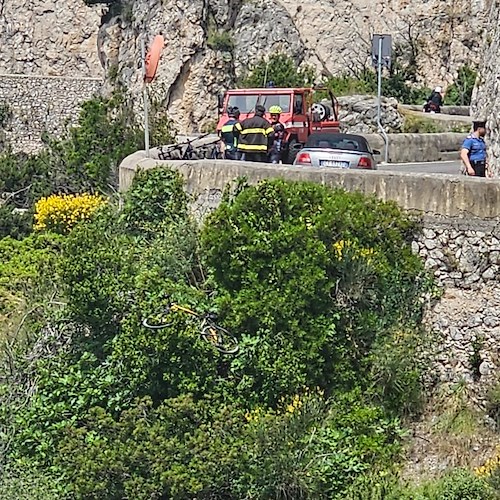 Tragedia sfiorata a Maiori, ciclista esce di strada a Capo d'Orso: miracolosamente illeso