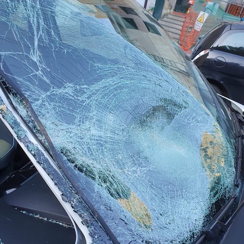 Tragedia sfiorata a Ravello: albero spezzato su auto in transito, 36enne miracolato [FOTO]