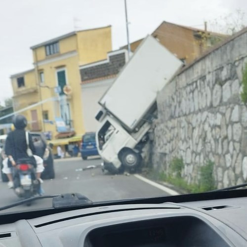 Tragedia sfiorata a Sorrento, furgone sfonda balaustra e finisce sulla strada sottostante