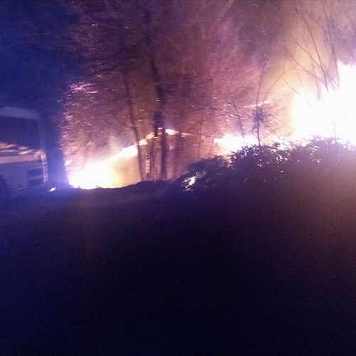  Tramonti: a fuoco una baracca, fiamme lambiscono autobus SITA [FOTO|VIDEO]