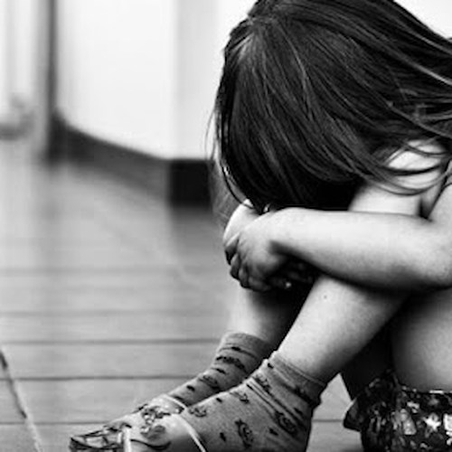 Tramonti, abusi su bambina di 10 anni: condannati padre, madre e fratellastro