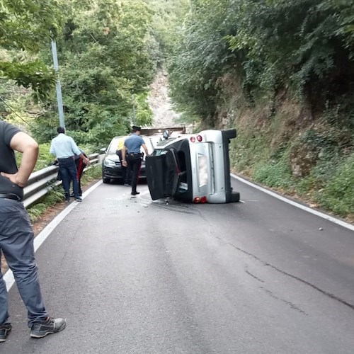 Auto si ribalta a Tramonti