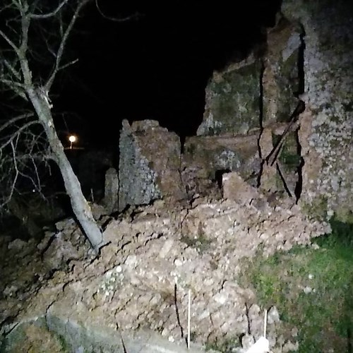 Tramonti: crolla rudere nelle notte, tre famiglie evacuate [FOTO]