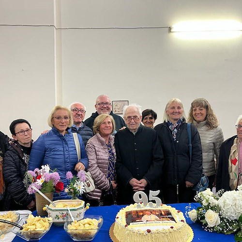 Tramonti, Don Francesco compie 95 anni: la comunità festeggia con lui