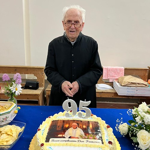 Tramonti, Don Francesco compie 95 anni: la comunità festeggia con lui