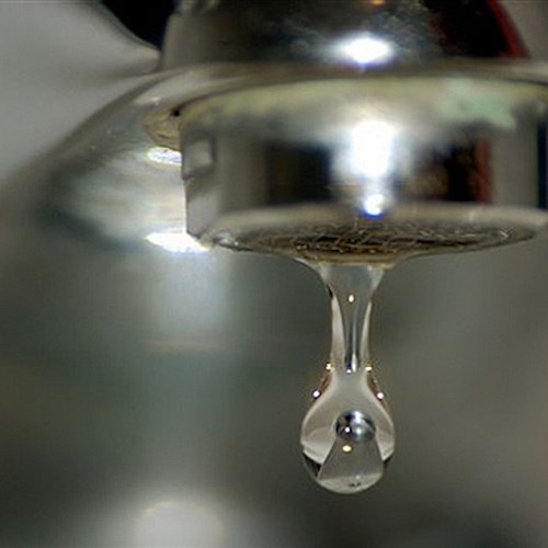 Tramonti, guasti alla rete idrica: Protezione Civile distribuisce acqua alle famiglie