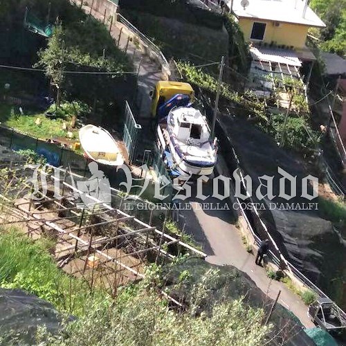  Tramonti: il carro funebre non può passare, funerale ritarda a causa di una barca. La rabbia dei presenti /FOTO