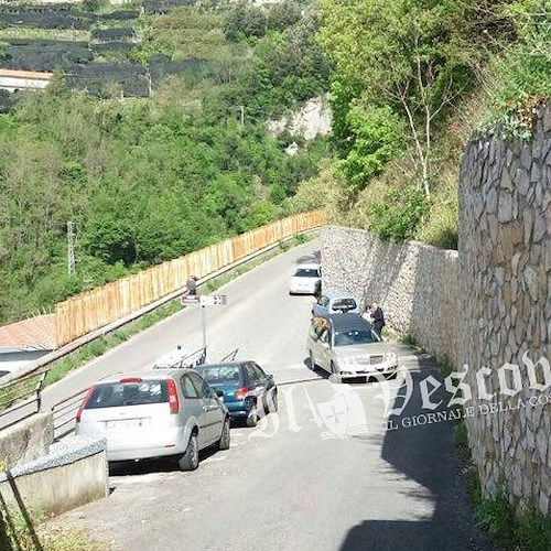  Tramonti: il carro funebre non può passare, funerale ritarda a causa di una barca. La rabbia dei presenti /FOTO