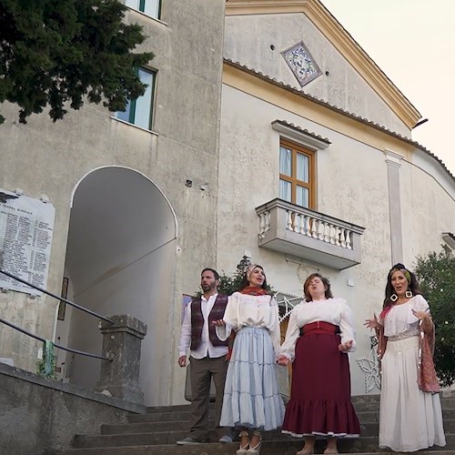 "Tramonti in the World", l'omaggio di Lello Apicella a quanti vivono lontano dal nostro territorio /Videoclip