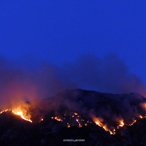 Tramonti, lo spettacolo terrificante della montagna divorata dalle fiamme [FOTO]