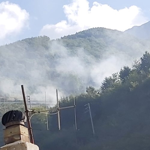Tramonti, nel primo giorno di accensione delle sterpaglie paese invaso dal fumo [FOTO]