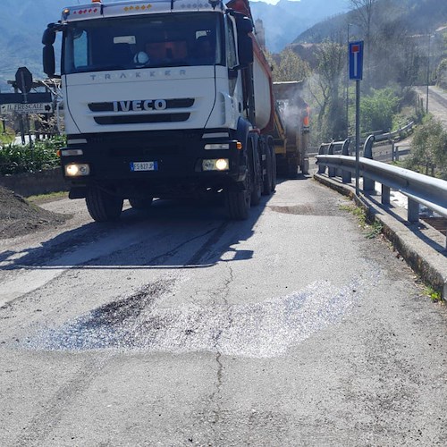 Tramonti, posa nuovo asfalto tra Figlino e Pietre: strada chiusa per quattro giorni