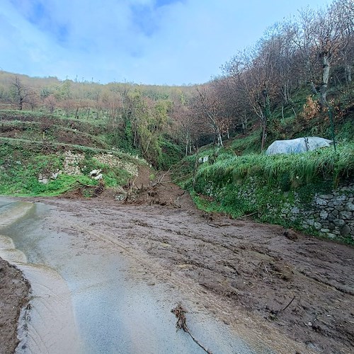 Tramonti: quattro frane sulla SP2, per raggiungere il Valico bisogna prendere la SP141 /FOTO