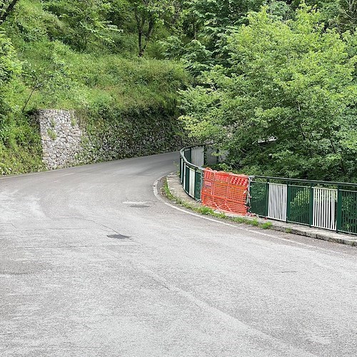 Tramonti, ringhiera sul ponte di Polvica danneggiata da mesi nonostante il pericolo per la circolazione
