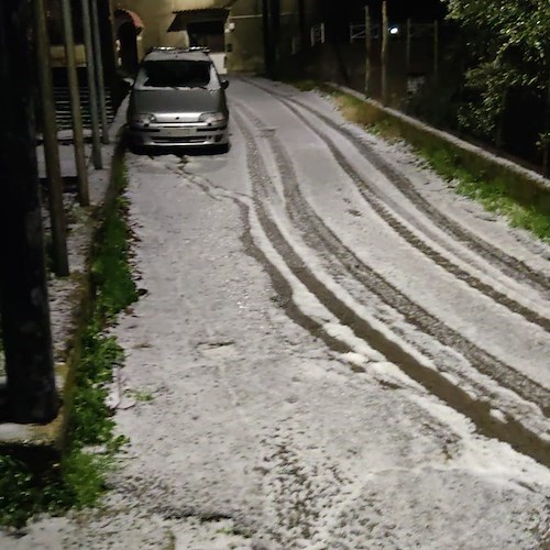 Tramonti: strada ghiacciata causa grandinata. Procedere con prudenza.