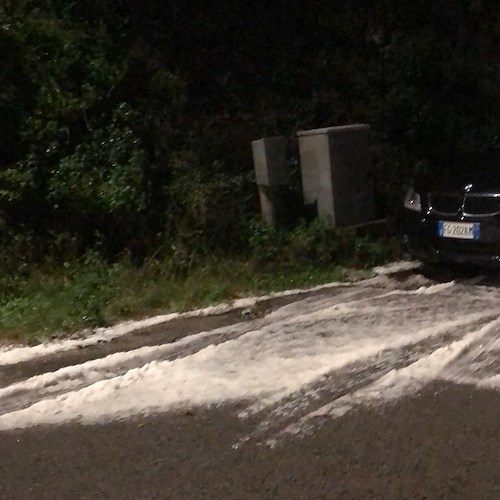 Tramonti: strada ghiacciata causa grandinata. Procedere con prudenza.