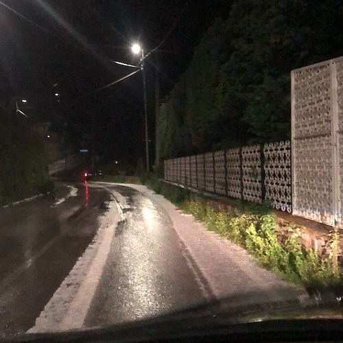 Tramonti: strada ghiacciata causa grandinata. Procedere con prudenza.