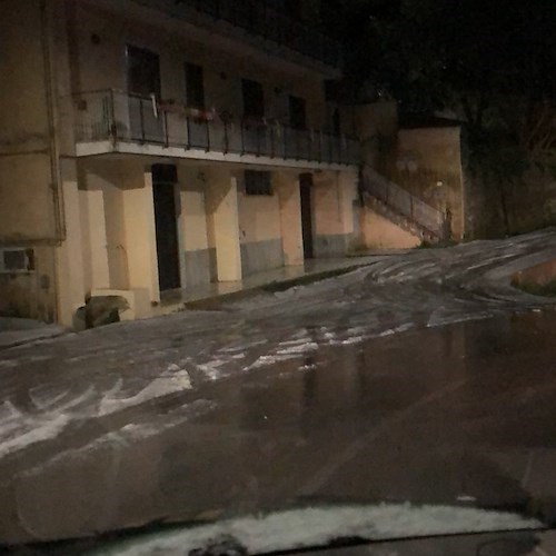 Tramonti: strada ghiacciata causa grandinata. Procedere con prudenza.