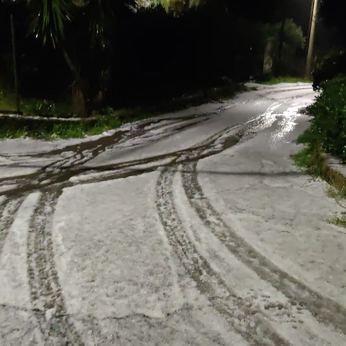 Tramonti: strada ghiacciata causa grandinata. Procedere con prudenza.