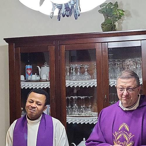 Tramonti, successo per “Chiesa in cammino verso la Pasqua”: in tantissimi a pregare nelle abitazioni con Don Justin [FOTO e VIDEO]