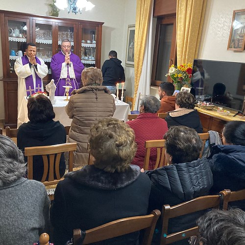 Tramonti, successo per “Chiesa in cammino verso la Pasqua”: in tantissimi a pregare nelle abitazioni con Don Justin [FOTO e VIDEO]