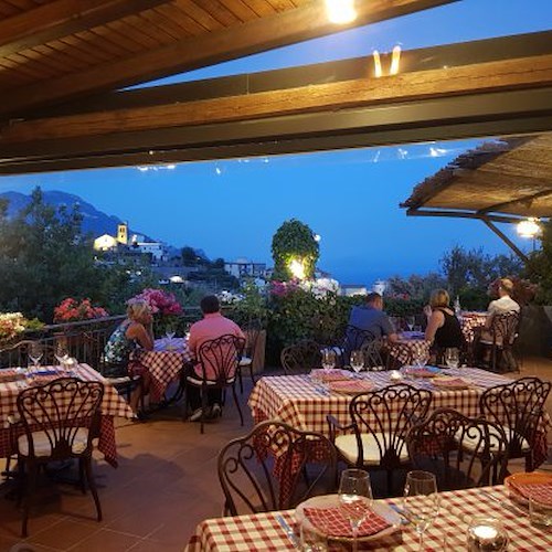 Trattoria "Da Lorenzo" a Scala seleziona figura in cucina