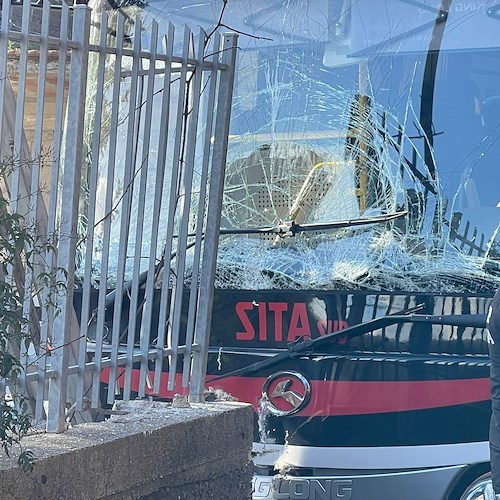 Travolto dal suo stesso pullman, muore autista: tragedia a Tramonti /FOTO