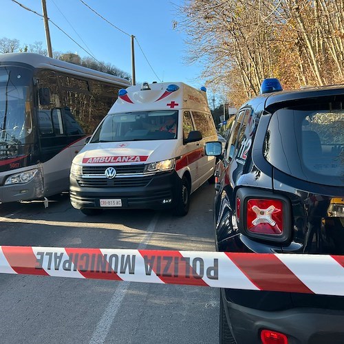 Travolto dal suo stesso pullman, muore autista: tragedia a Tramonti /FOTO