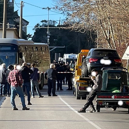 Travolto dal suo stesso pullman, muore autista: tragedia a Tramonti /FOTO