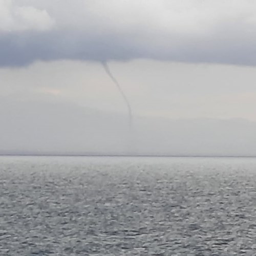 Tromba d'aria al largo della Costa d’Amalfi, persiste allerta meteo gialla
