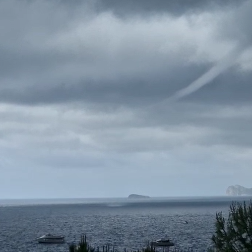 Tromba d'aria al largo di Positano, le immagini spettacolari del fenomeno /VIDEO