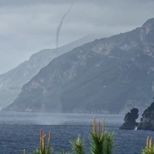 Tromba d'aria al largo di Positano, le immagini spettacolari del fenomeno /VIDEO